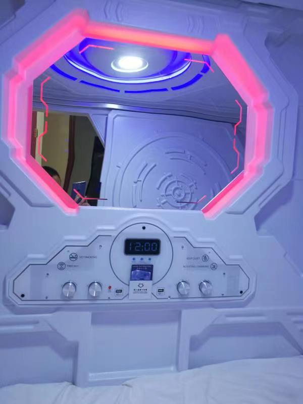 "Hotel kapsul modern tren global dengan capsule pods Stars Dove"